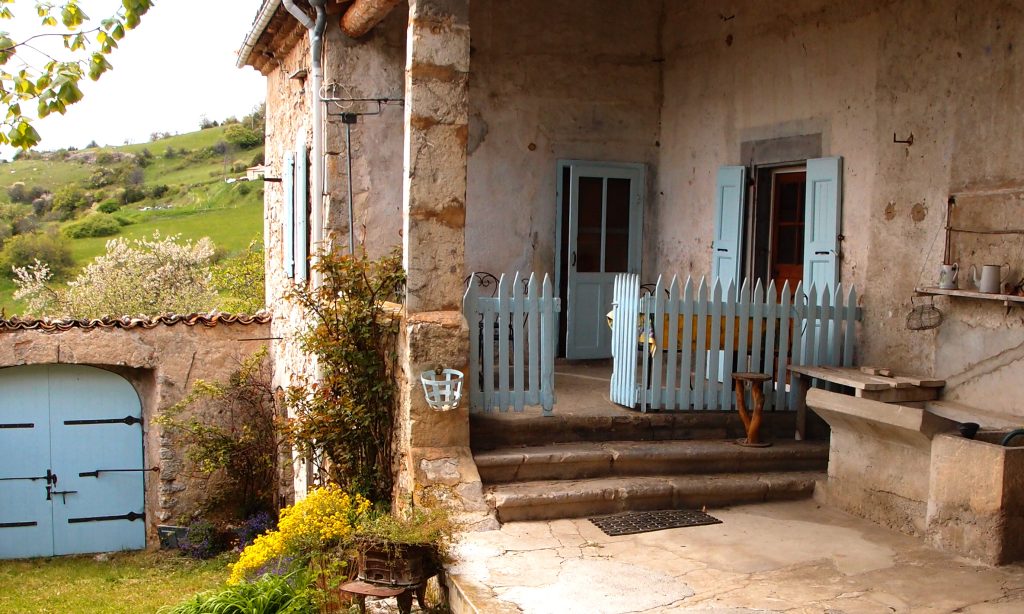 La grange aux volets bleus